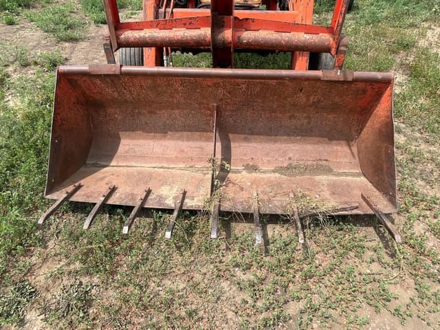 Image of Farmall 560  equipment image 2
