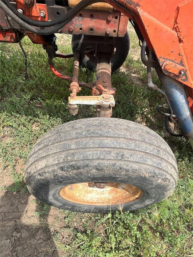 Image of Farmall 560  equipment image 4