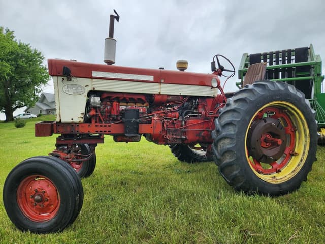 Image of Farmall 560  equipment image 1
