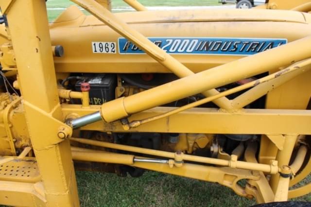 Image of Ford 2000 equipment image 3