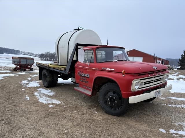 Image of Ford F-600 equipment image 2