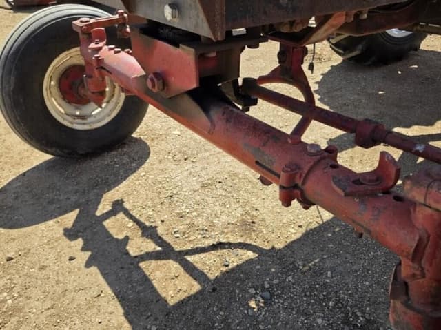 Image of International Harvester 560 equipment image 4