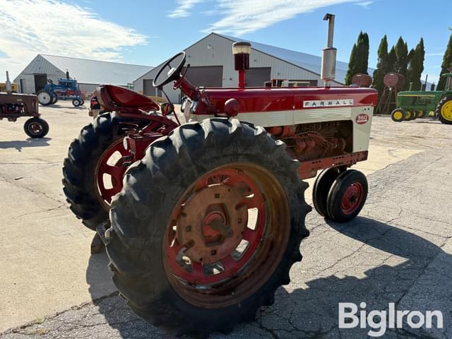 Image of Farmall 560  equipment image 4