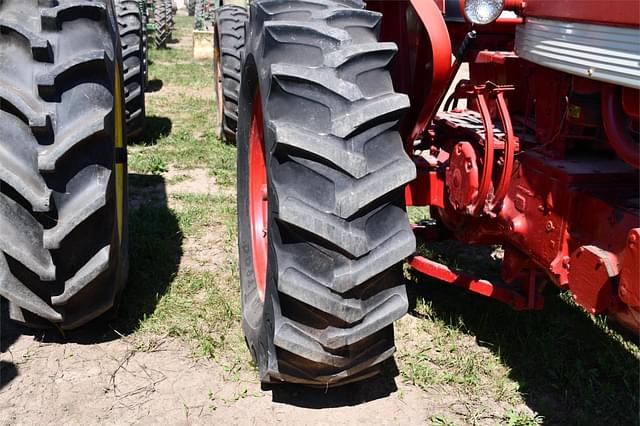 Image of Farmall 560  equipment image 2