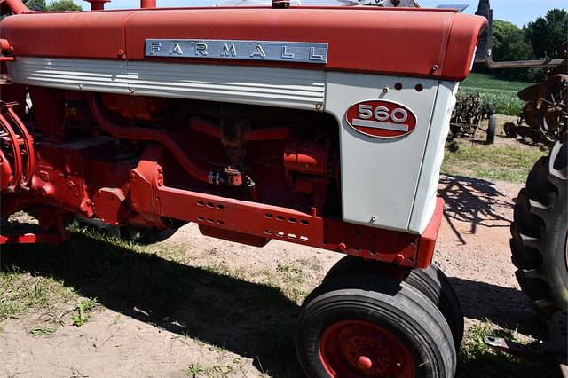 Image of Farmall 560  equipment image 3