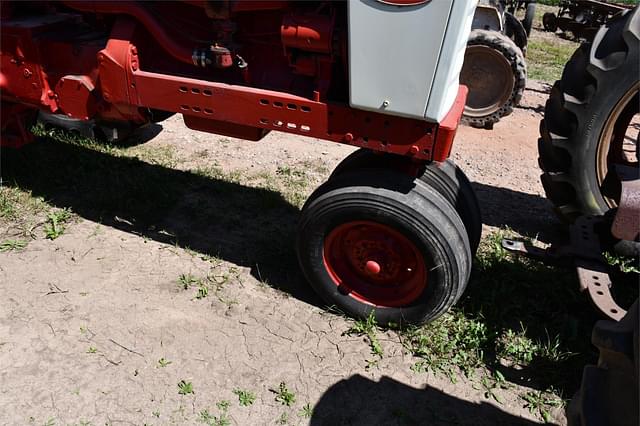 Image of Farmall 560  equipment image 4