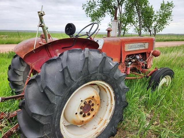 Image of International Harvester B-414 equipment image 4