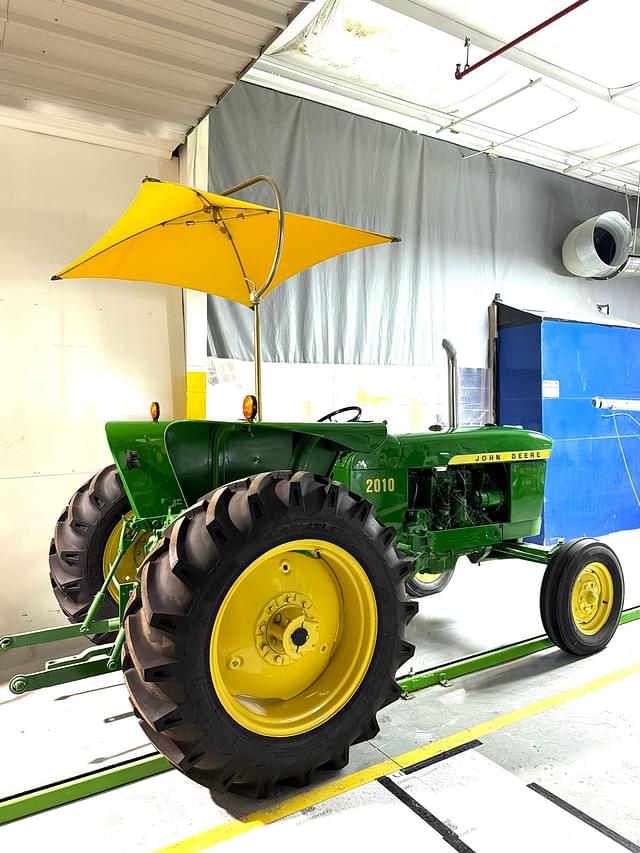 Image of John Deere 2010 equipment image 3