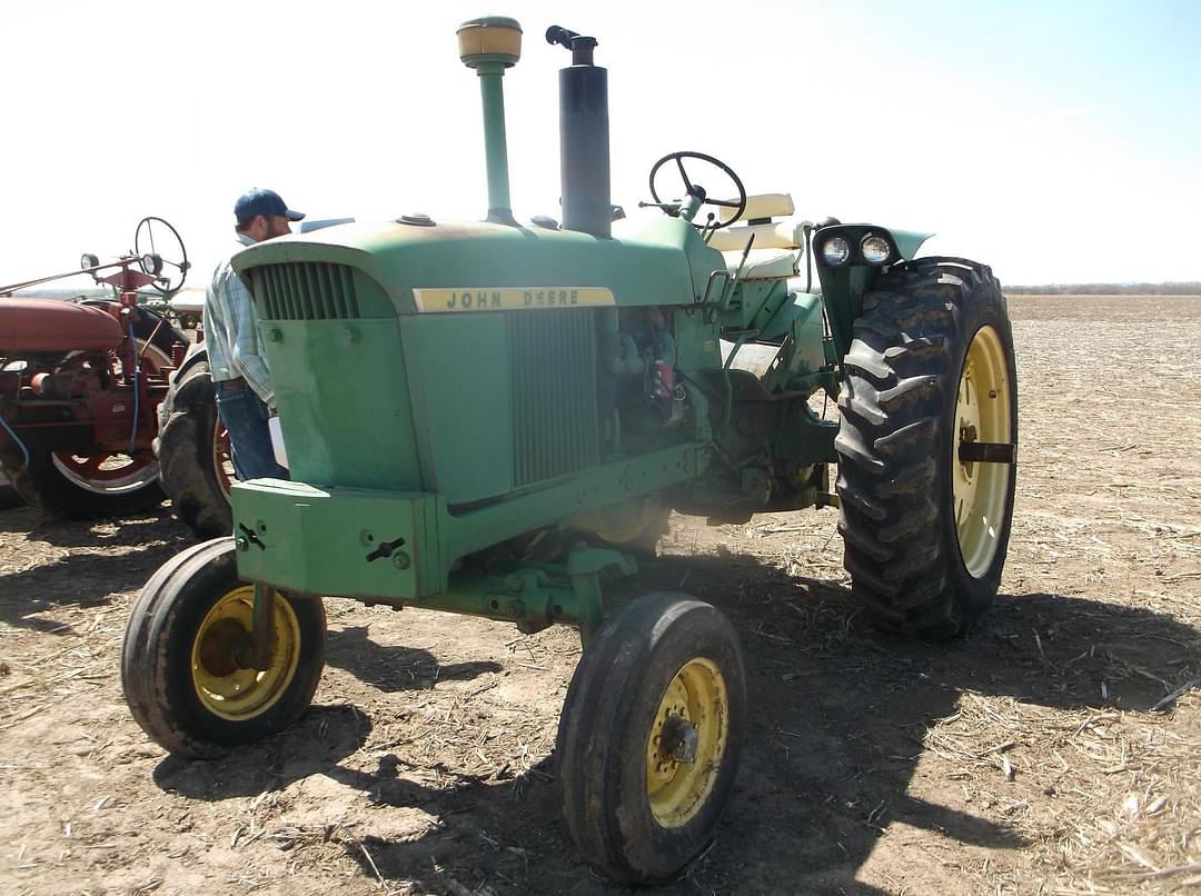 Image of John Deere 3010 Image 0