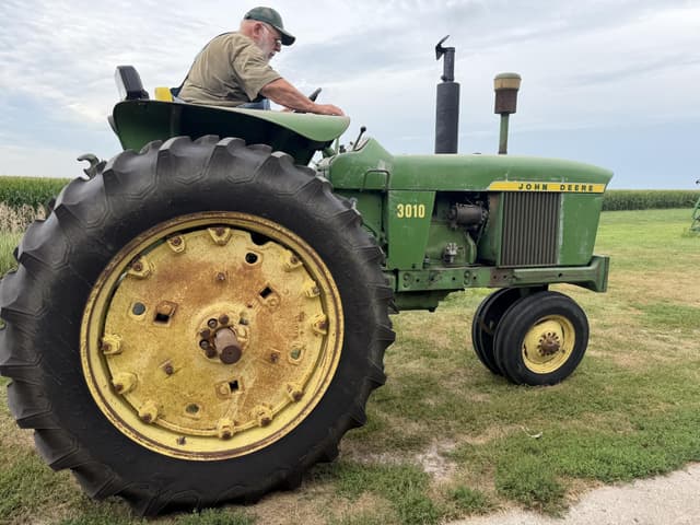 Image of John Deere 3010 equipment image 1