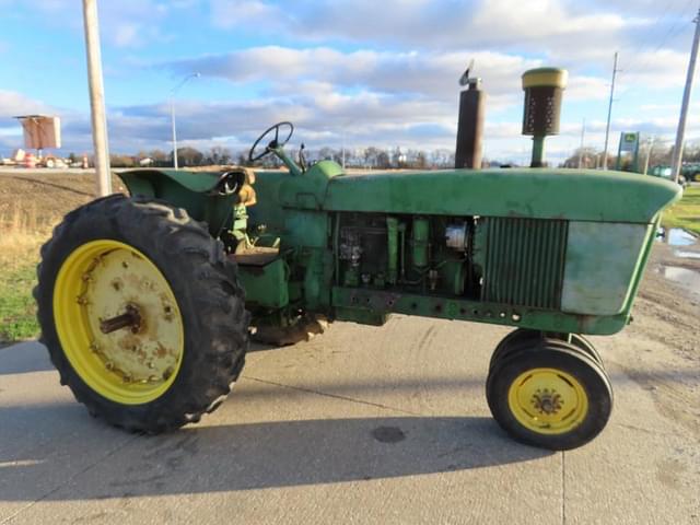 Image of John Deere 4010 equipment image 4