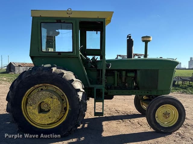Image of John Deere 4010 equipment image 3