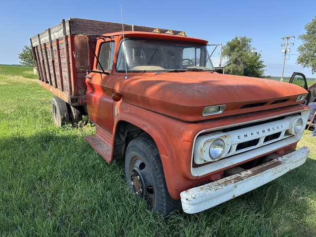 Image of Chevrolet 60 equipment image 2