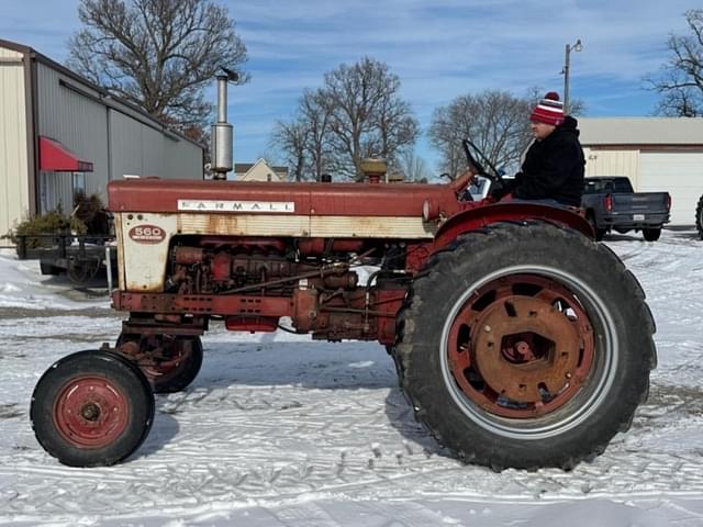 Image of Farmall 560  equipment image 2