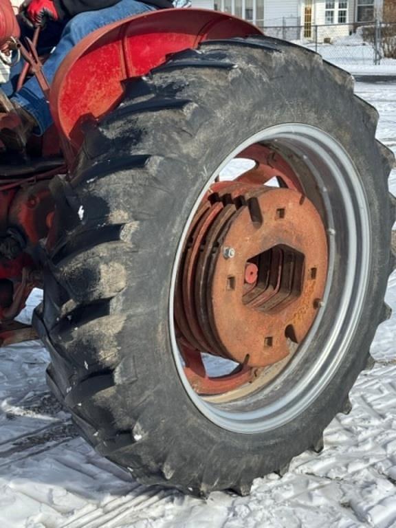 Image of Farmall 560  equipment image 3