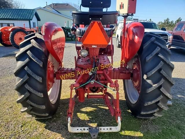 Image of Farmall 560  equipment image 2