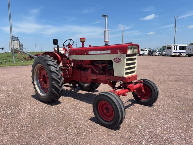 Image of Farmall 560  equipment image 2