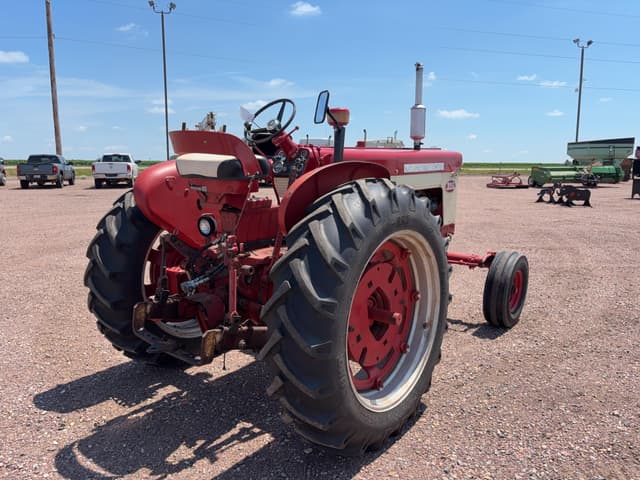 Image of Farmall 560  equipment image 4