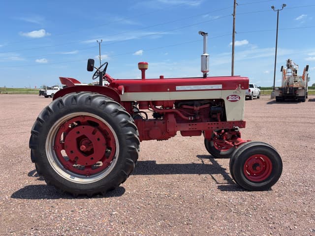Image of Farmall 560  equipment image 3