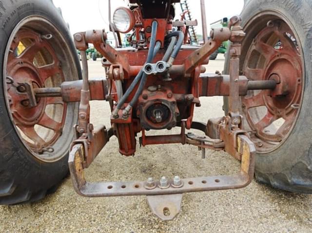 Image of Farmall 560  equipment image 4