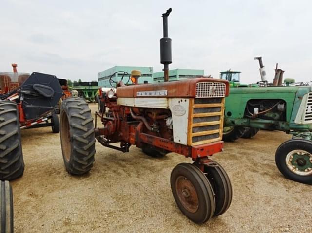 Image of Farmall 560  equipment image 1