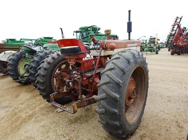 Image of Farmall 560  equipment image 2