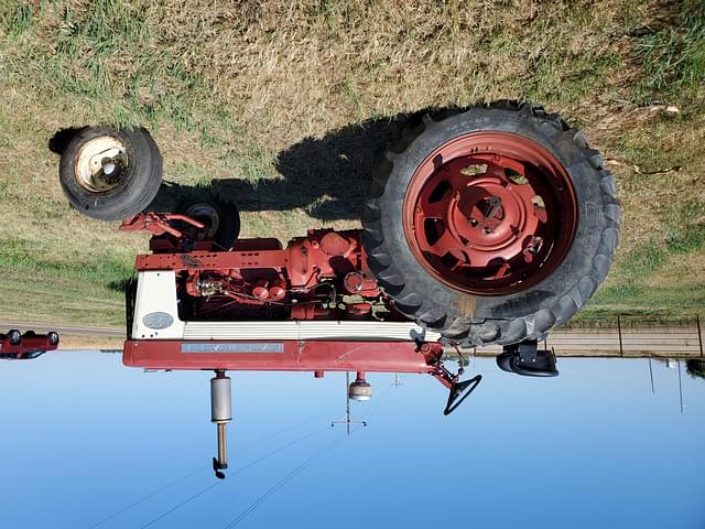 Image of Farmall 560  equipment image 4