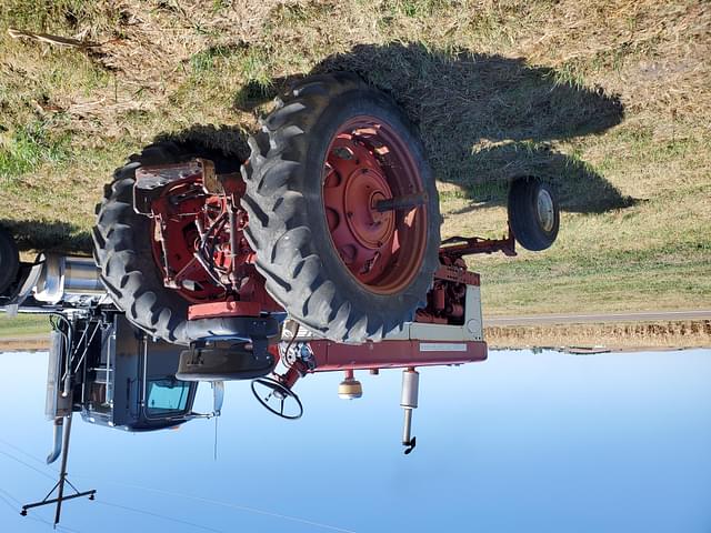 Image of Farmall 560  equipment image 2