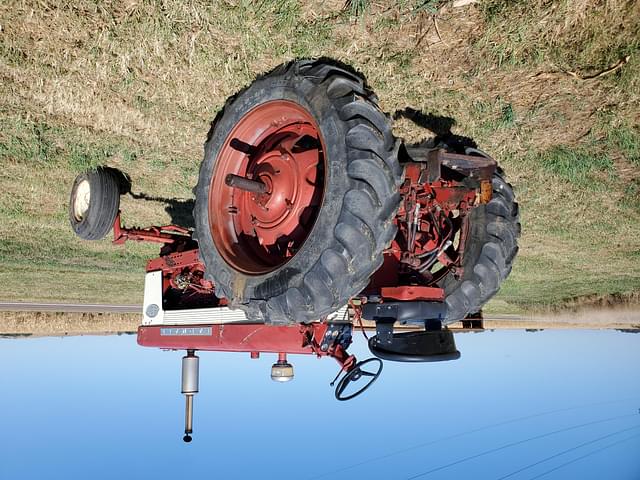 Image of Farmall 560  equipment image 3