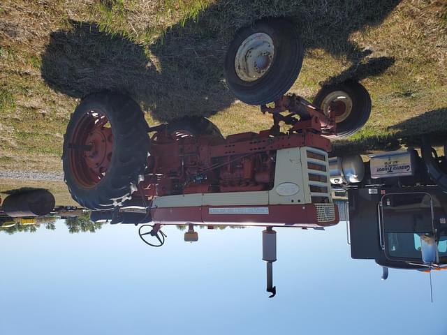 Image of Farmall 560  equipment image 1