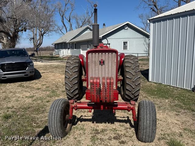 Image of Farmall 706 equipment image 1