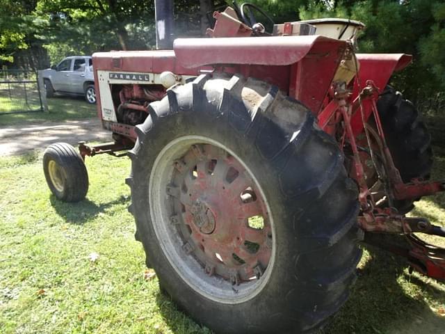 Image of Farmall 806 equipment image 4