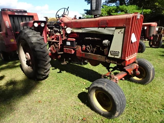 Image of Farmall 806 equipment image 1