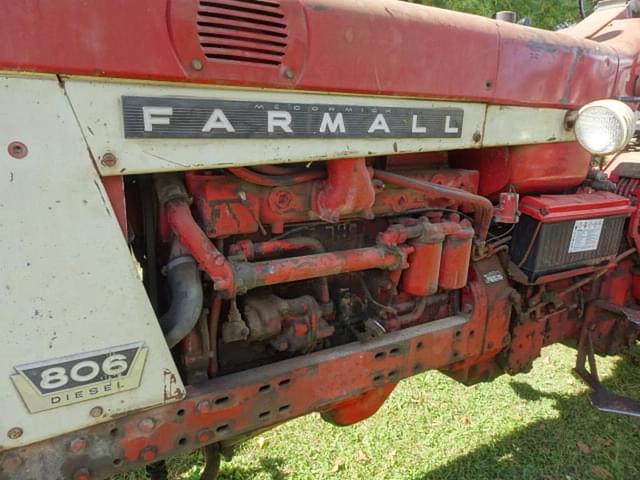 Image of Farmall 806 equipment image 3