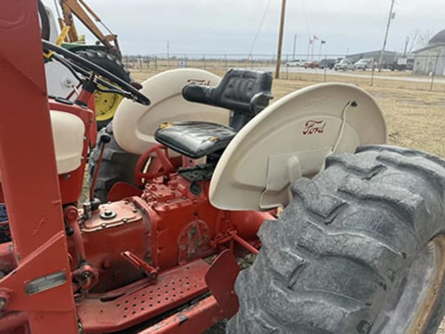 Image of Ford 2000 equipment image 3