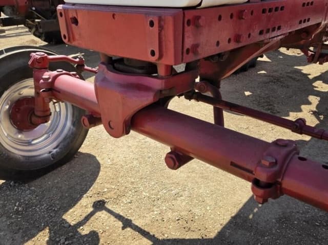 Image of International Harvester 560 equipment image 3