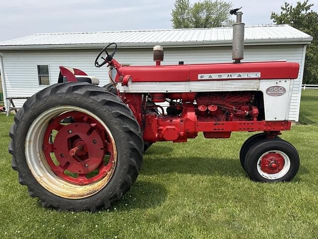 Image of Farmall 560  equipment image 2