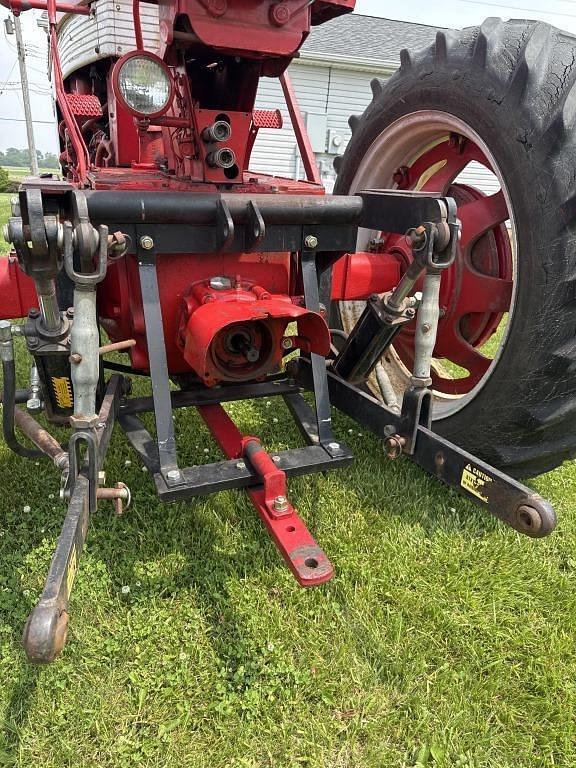 Image of Farmall 560  equipment image 4