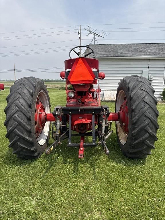 Image of Farmall 560  equipment image 3