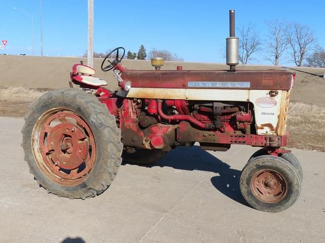 Image of Farmall 460 equipment image 4