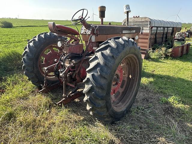 Image of International Harvester 560 equipment image 4