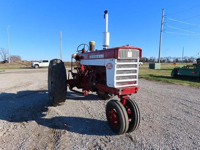 Image of International Harvester 560 equipment image 3