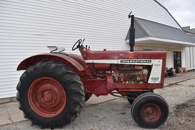 Image of International Harvester 806 equipment image 1