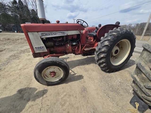 Image of International Harvester 504 equipment image 3