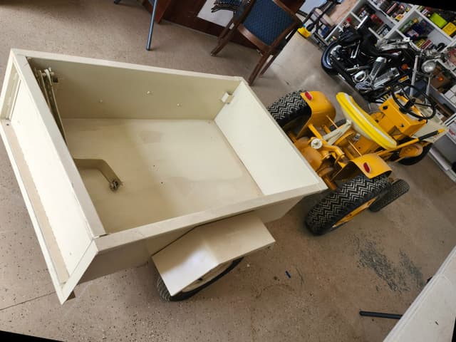 Image of International Harvester Cub Cadet equipment image 4