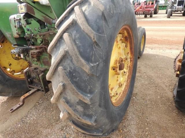 Image of John Deere 4010 equipment image 4
