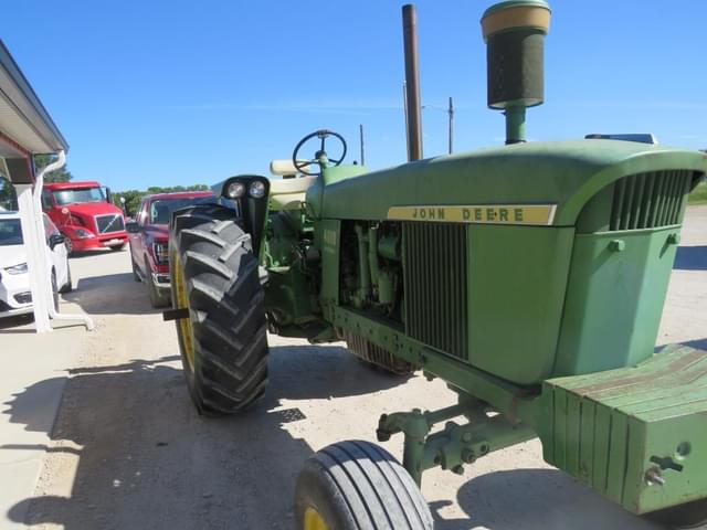 Image of John Deere 4010 equipment image 2