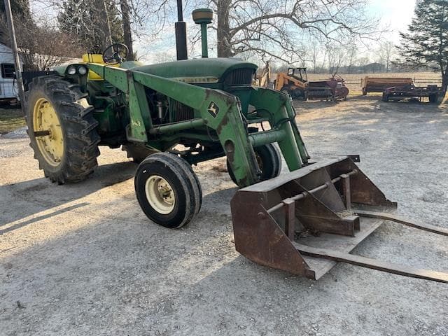 Image of John Deere 4010 equipment image 2