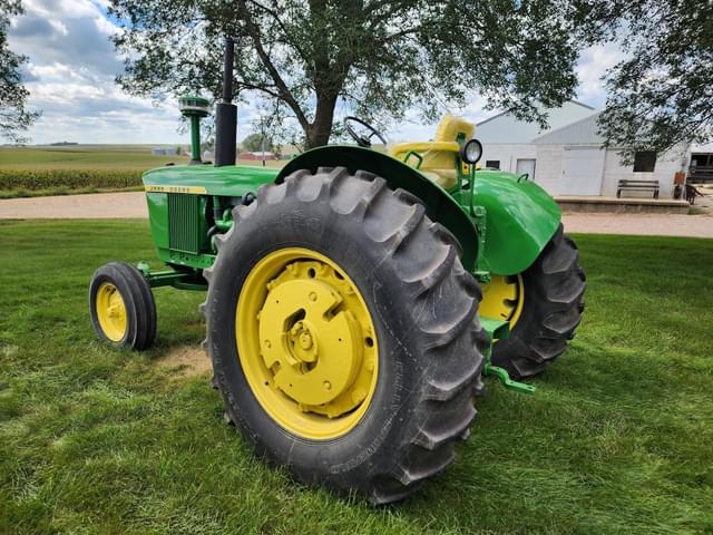 Image of John Deere 4010 equipment image 2