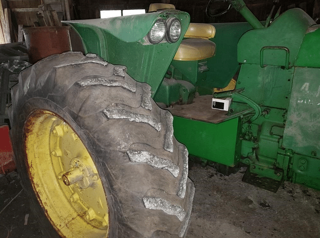 Image of John Deere 4010 equipment image 2